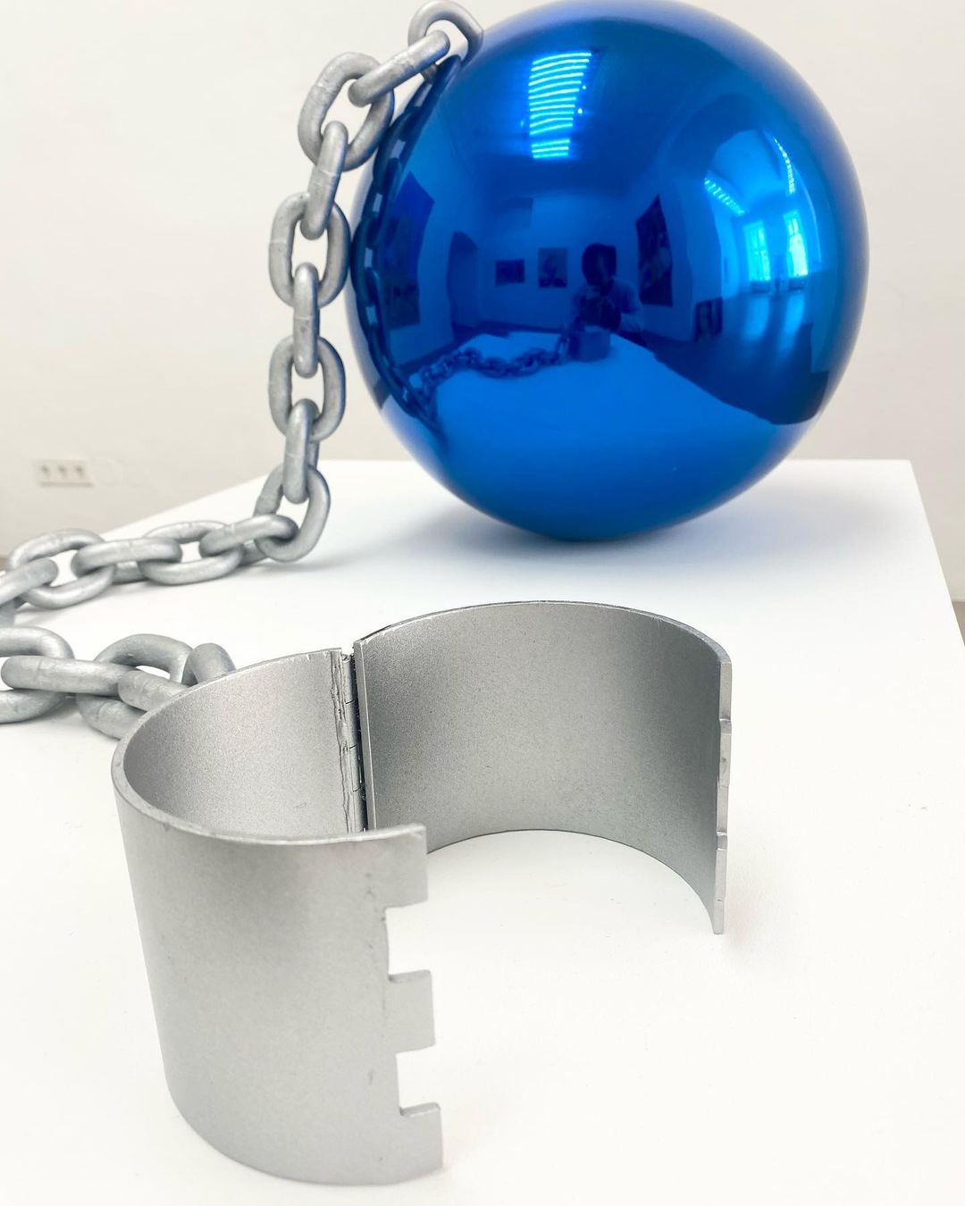 (Gazing) Ball + Chain